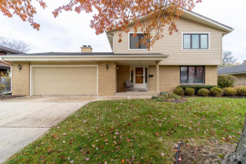 5912 Shamrock Ln, Greendale, WI 53129-2609