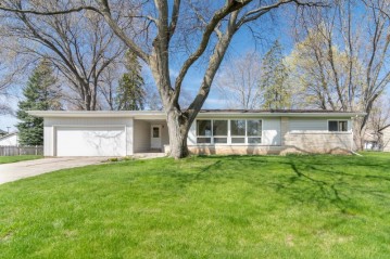 6427 N Atwahl Dr, Glendale, WI 53209-3401