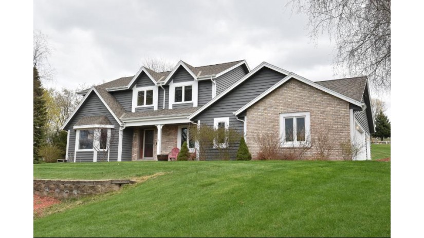 W237S4626 Big Bend Rd Waukesha, WI 53189 by RE/MAX Liberty $449,900