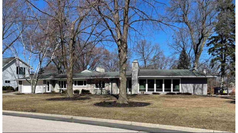 516 St Francis Drive Allouez, WI 54301 by Resource One Realty, Llc $330,000
