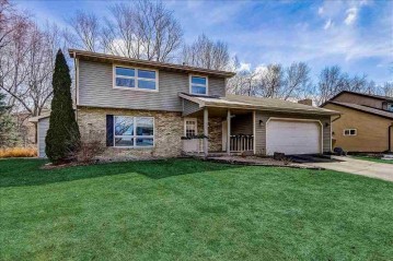 5 Coach House Dr, Madison, WI 53714