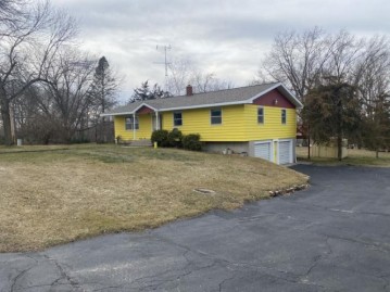 N6392 Hillcrest Rd, Pacific, WI 53954