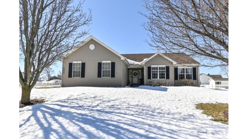 1401 W Wynona Dr Oak Creek, WI 53154 by RE/MAX Realty Pros~Brookfield $335,000