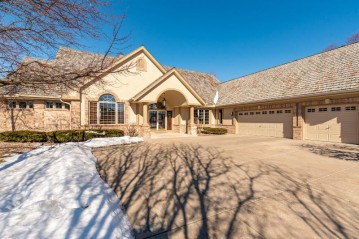 1805 E Bristlecone Dr, Hartland, WI 53029-8657