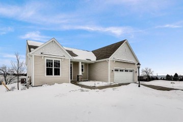 1390 Overlook Cir E, Hartland, WI 53029-8602