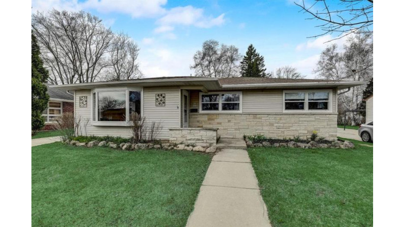 W63N331 Hillcrest Ave Cedarburg, WI 53012 by Realty Executives Integrity~Cedarburg $339,000