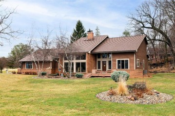 2415 Cedar Creek Ln, Onalaska, WI 54650-9361