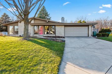 13080 W Brentwood Dr, New Berlin, WI 53151-5412