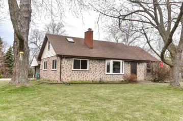 4947 S 33rd St, Greenfield, WI 53221-2613