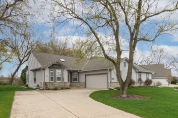 N48W16196 Lone Oak Ln, Menomonee Falls, WI 53051-7528