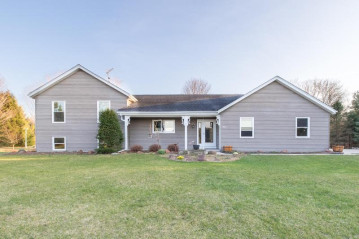 8845 Valley Vista Trl, Farmington, WI 53040