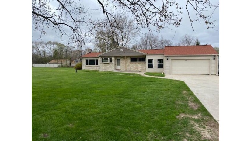 2501 S Sunny Slope Rd New Berlin, WI 53151 by RE/MAX Realty Pros~Milwaukee $275,000