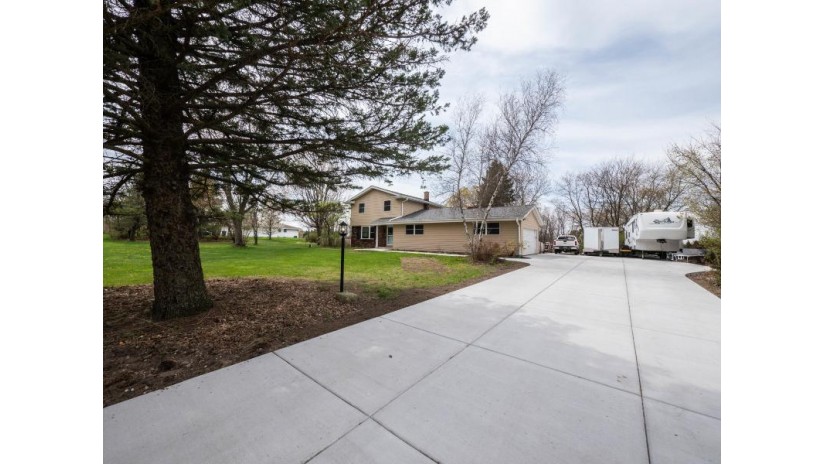 5005 S Woodridge Ln New Berlin, WI 53146 by Redefined Realty Advisors LLC $374,900