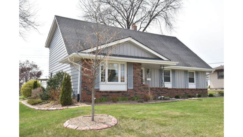 2637 E Donald Ave Cudahy, WI 53110 by Shorewest Realtors $324,900