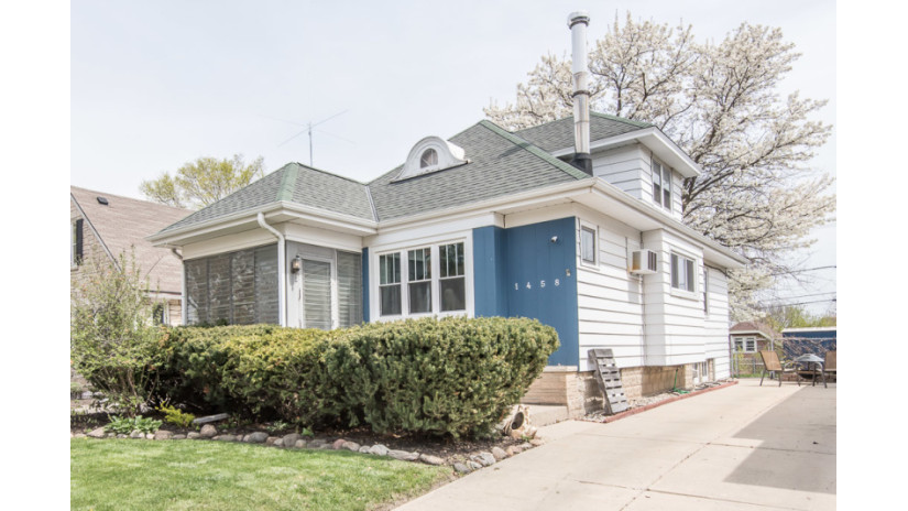 1458 S 55th St West Milwaukee, WI 53214 by Shorewest Realtors $155,000