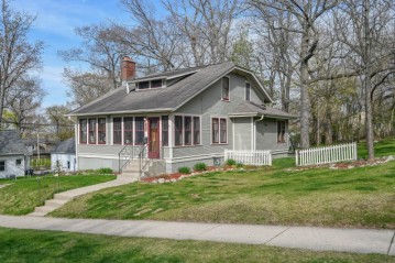 304 Lake St, Pewaukee, WI 53072-3612