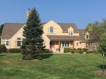 8455 S Fountain Ct, Franklin, WI 53132-2712