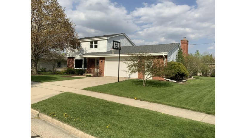 224 Ridgeview Dr Burlington, WI 53105 by Shorewest Realtors $259,900