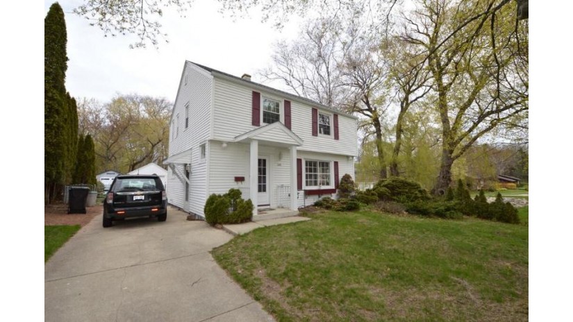 520 Brookdale Ct South Milwaukee, WI 53172 by Hometowne Realty LLC $275,000