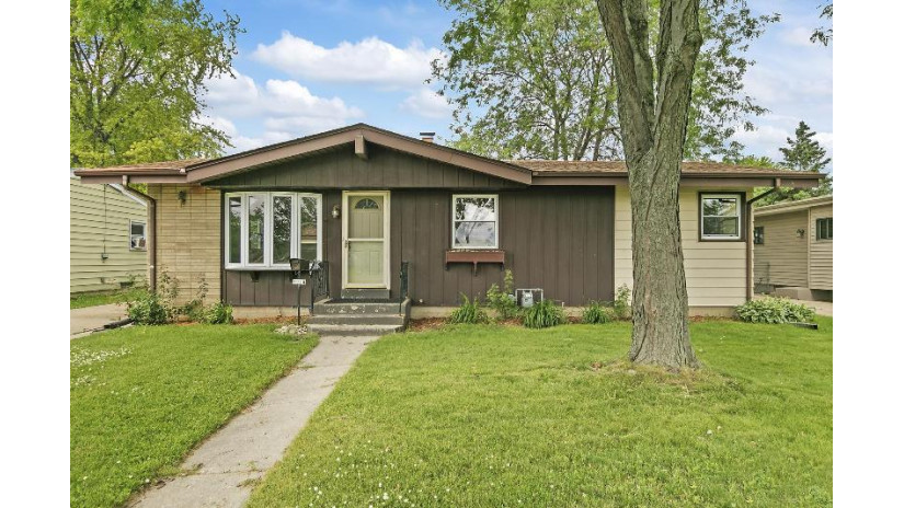 1914 21st Ave Kenosha, WI 53140 by Berkshire Hathaway Home Services Epic Real Estate $209,900