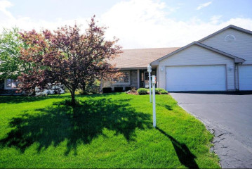 8569 S Cortland Dr, Oak Creek, WI 53154-2655