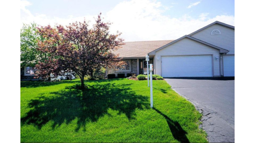 8569 S Cortland Dr Oak Creek, WI 53154 by EXP Realty LLC-West Allis $255,000