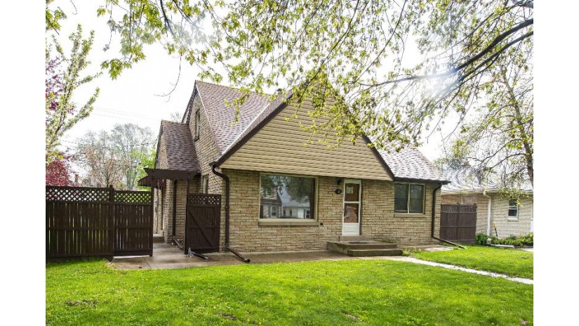 811 Sherman Ave South Milwaukee, WI 53172 by First Weber Inc - Brookfield $235,000
