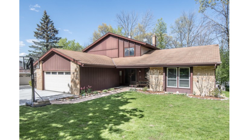 2425 Pebble Valley Rd 2427 Waukesha, WI 53188 by Shorewest Realtors $389,900