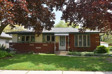 2812 S 103rd St, West Allis, WI 53227-3218