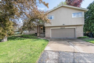 10707 W Courtland Ave, Wauwatosa, WI 53225-4547