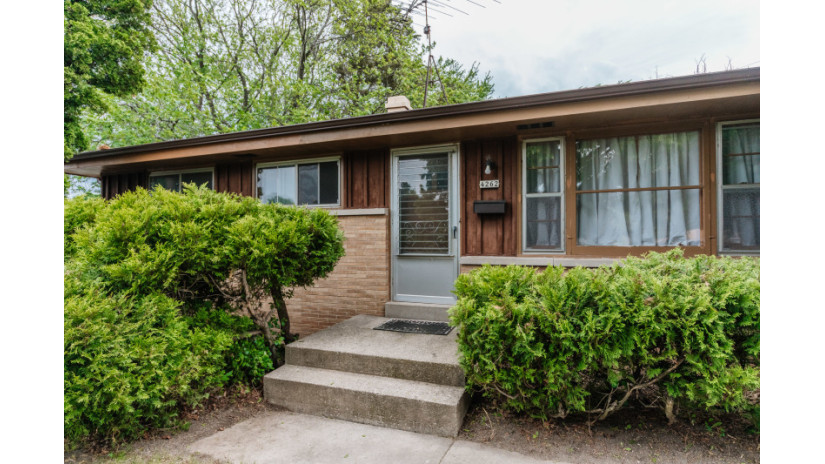 4262 S 21st Ct Milwaukee, WI 53221 by Shorewest Realtors $130,000