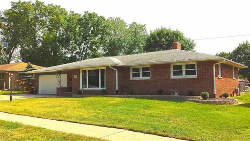 1513 Rockdale Street Green Bay, WI 54304 by Shorewest Realtors $180,000