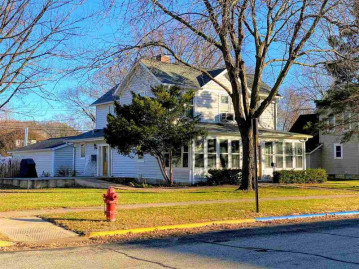 224 N Wacouta Ave, Prairie Du Chien, WI 53821