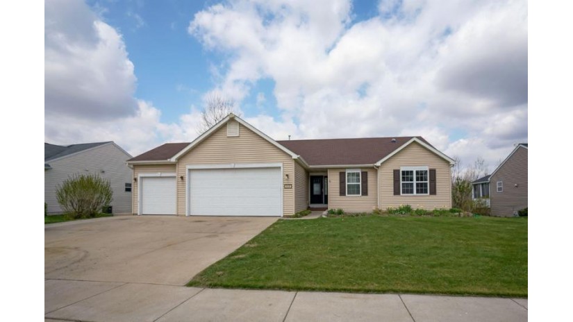 319 N Highview Ln Columbus, WI 53925 by First Weber Inc $328,000