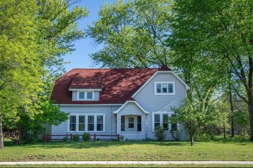 517 Division St E, Eagle River, WI 54521