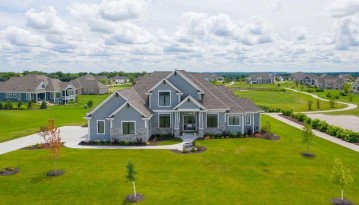 1689 Whistling Hill Cir, Hartland, WI 53029