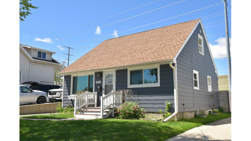 925 S 98th St West Allis, WI 53214 by Shorewest Realtors $180,000