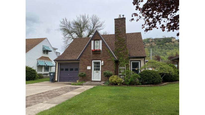 220 Losey Blvd N La Crosse, WI 54601 by Gerrard-Hoeschler, REALTORS $249,900