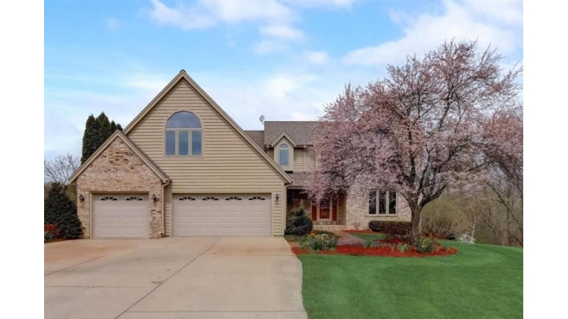 5655 S Golden Rain Ct New Berlin, WI 53151 by Realty Executives Integrity~Brookfield $650,000