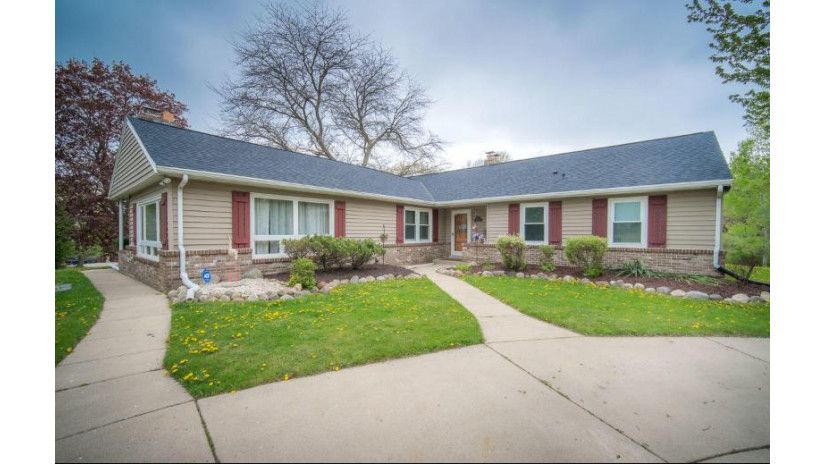 N94W15635 Ridgeview Dr Menomonee Falls, WI 53051 by Exsell Real Estate Experts LLC $359,900