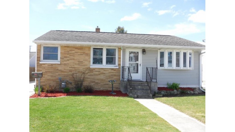 2505 16th St Two Rivers, WI 54241 by Coldwell Banker Real Estate Group~Manitowoc $129,900