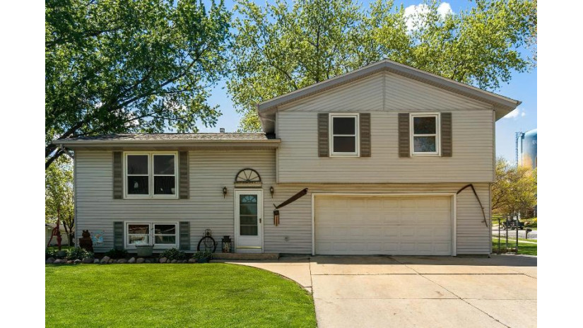 801 Dale Dr Burlington, WI 53105 by d'aprile properties LLC~Burlington $287,000