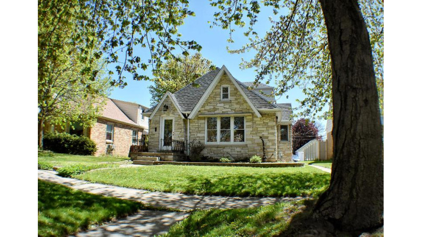 2346 S 57th St West Allis, WI 53219 by First Weber Inc - Brookfield $179,900