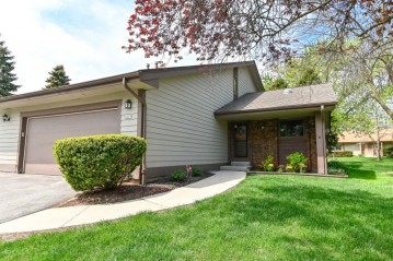 4925 S Imperial Cir, Greenfield, WI 53220-4626