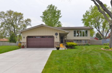 1302 Scott Dr, Mount Pleasant, WI 53406-3218