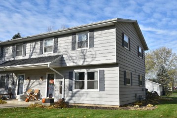 W56N479 Highland Dr, Cedarburg, WI 53012