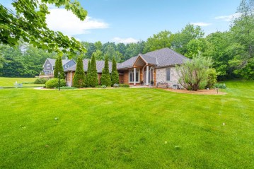 550 Bayberry Ln, Slinger, WI 53086