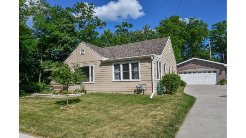 1019 N Fourth St Watertown, WI 53098 by Shorewest Realtors $184,900