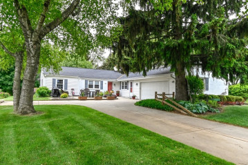 18765 Benington Dr, Brookfield, WI 53045-5485