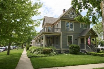 1004 Geneva St, Lake Geneva, WI 53147-1702